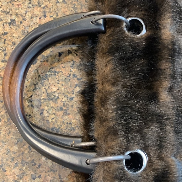 Distinctive faux-fur bag with chunky wood handles. Retro/vintage style. - Picture 8 of 8